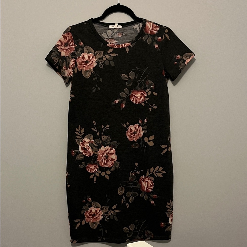 Floral Short-Sleeve Dress with Pink Roses